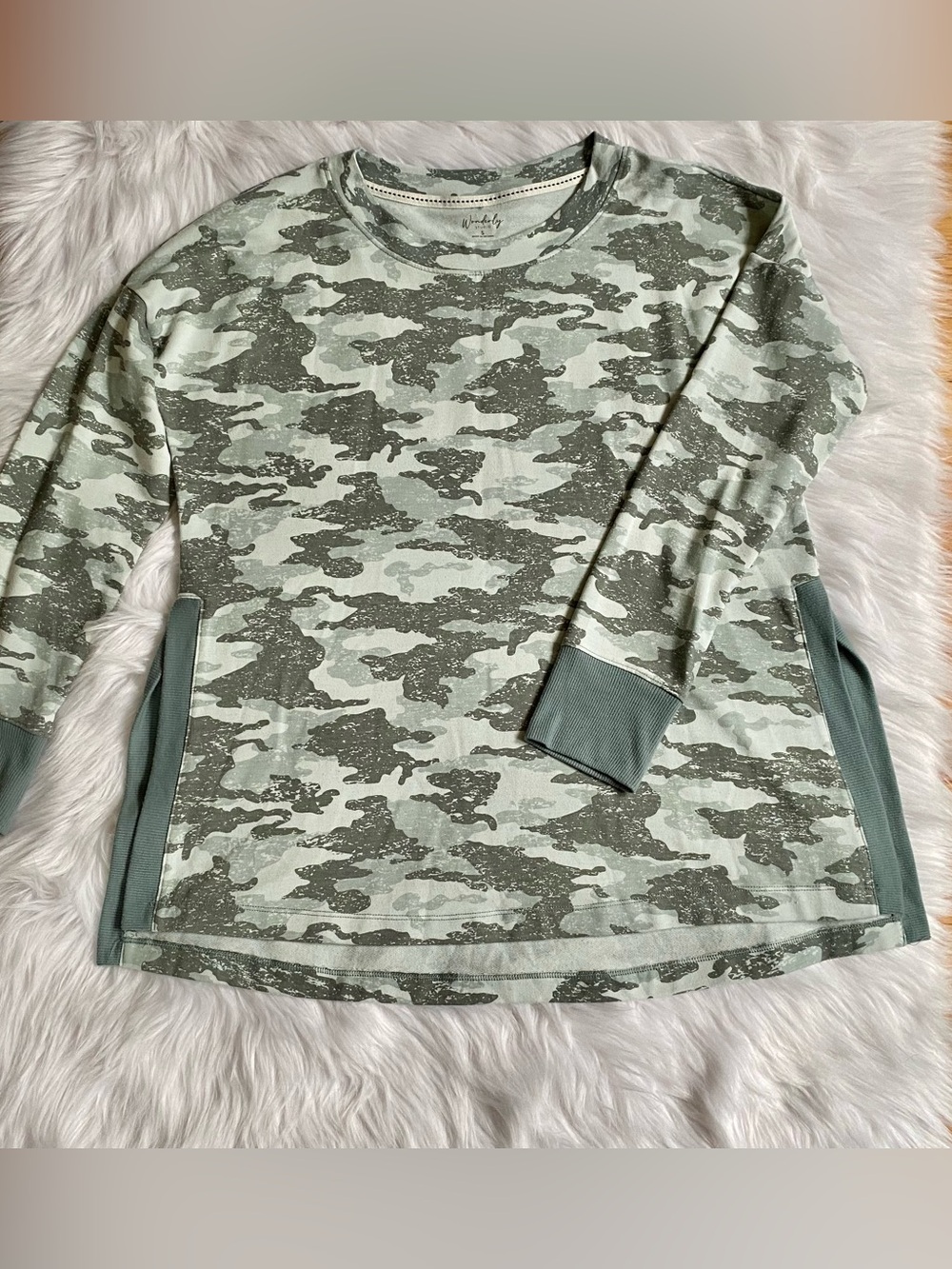 Wonderly Studio Green Camo Long Sleeve Pullover Size Small